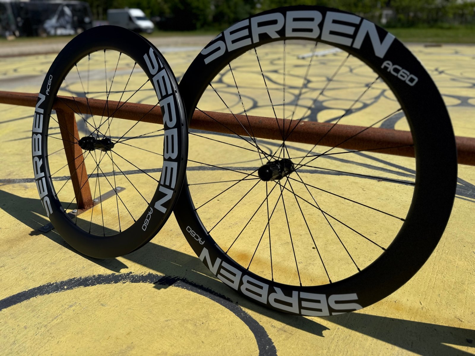 parie de roue serben en carbone sur une barrière