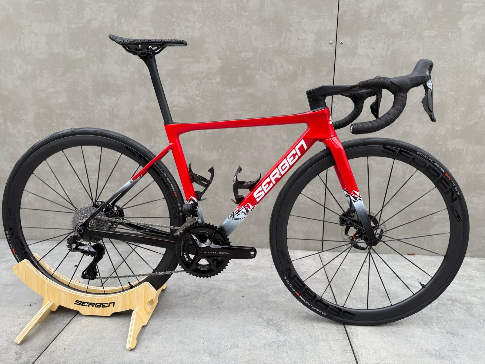 velo serben custom rouge avec des montagnes