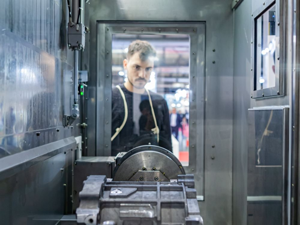 un visiteur regarde à l'intérieur d'une machine