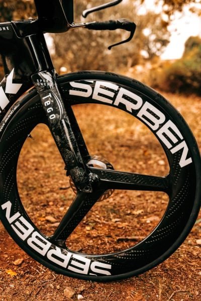 roue serben en carbone monté sur un trek