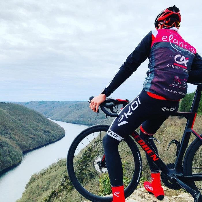 client serben qui regarde vers la rivière